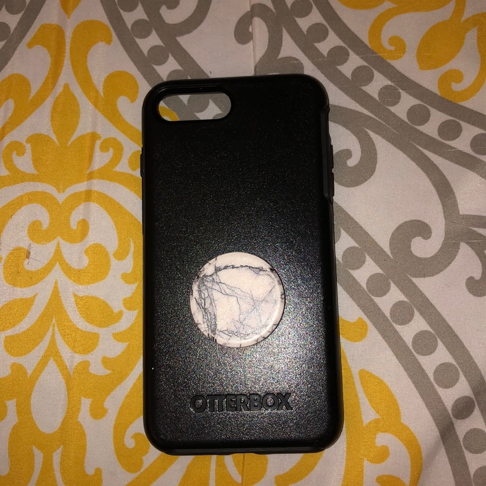 Black otter box w/ marble